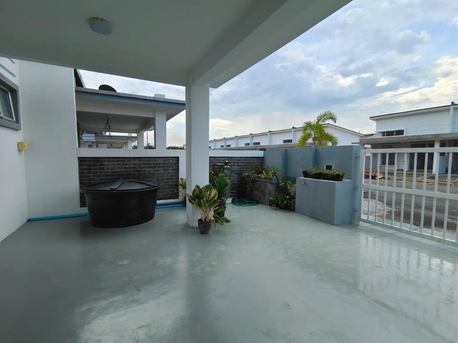 Rumah Aina Homestay Bukit Changgang Private Pool Kampong Melot 外观 照片