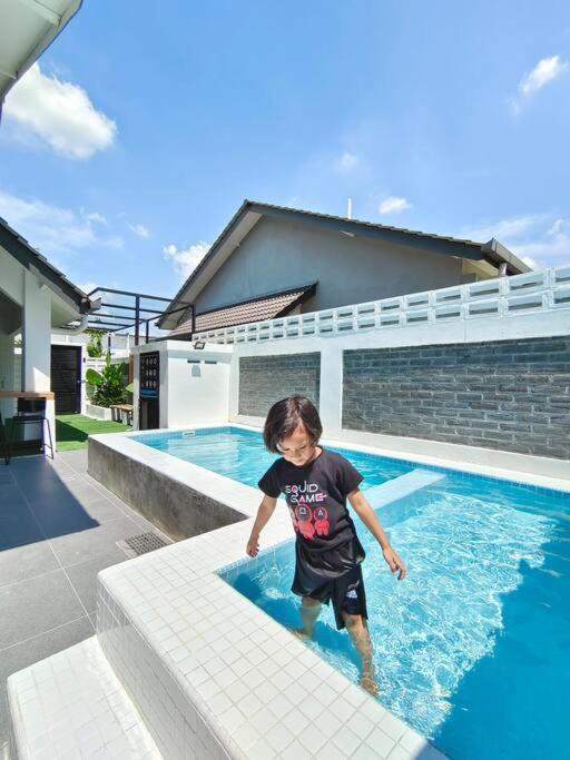 Rumah Aina Homestay Bukit Changgang Private Pool Kampong Melot 外观 照片