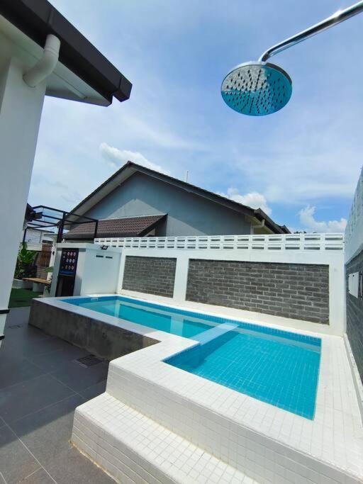 Rumah Aina Homestay Bukit Changgang Private Pool Kampong Melot 外观 照片