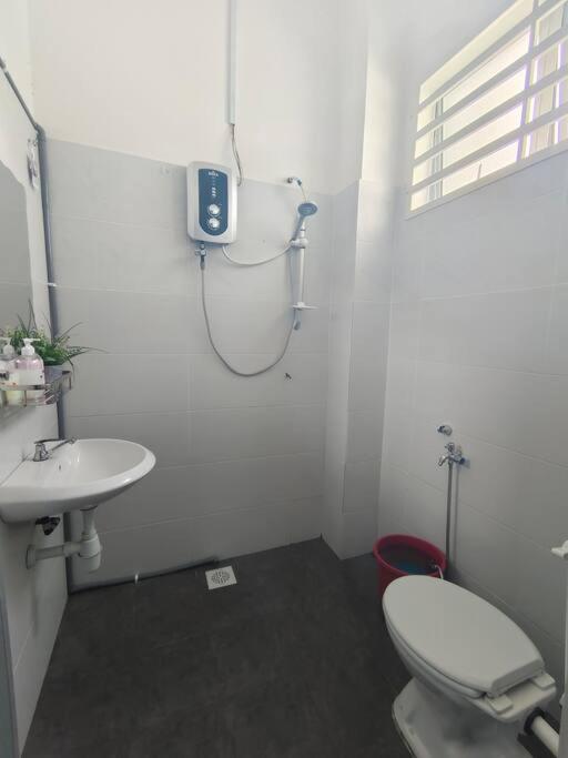 Rumah Aina Homestay Bukit Changgang Private Pool Kampong Melot 外观 照片