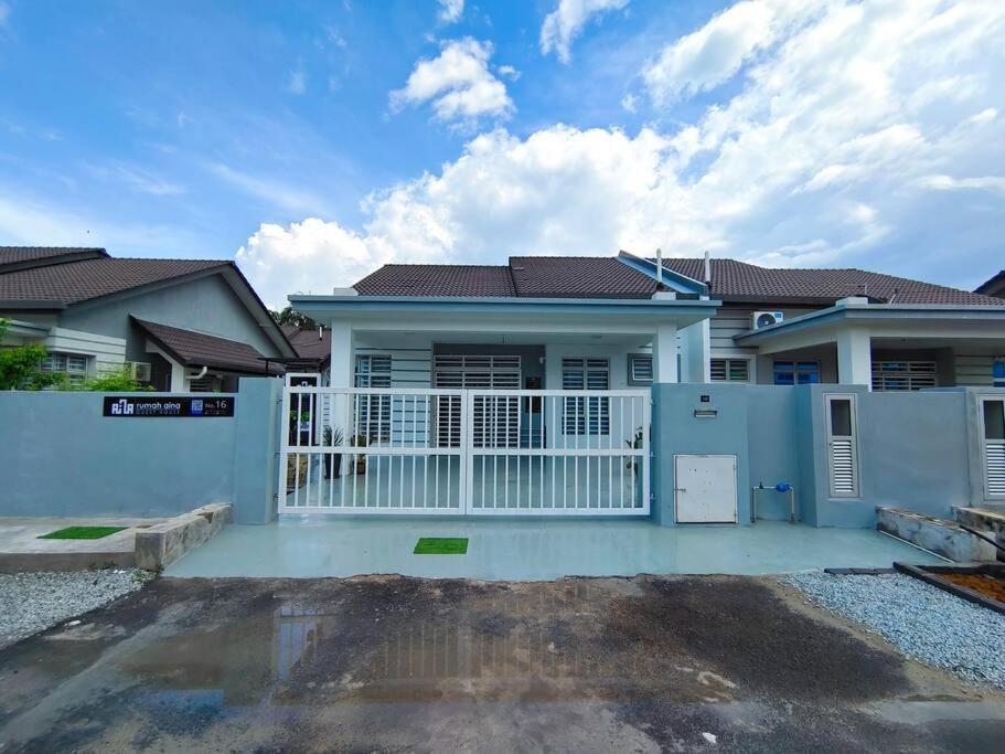 Rumah Aina Homestay Bukit Changgang Private Pool Kampong Melot 外观 照片