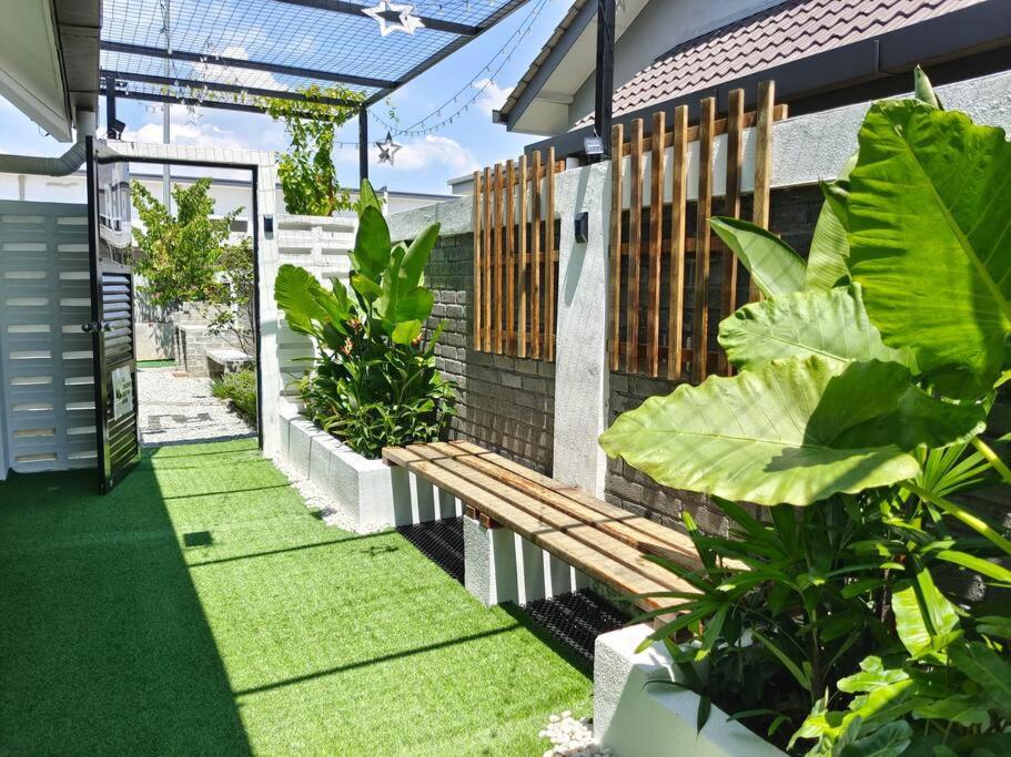 Rumah Aina Homestay Bukit Changgang Private Pool Kampong Melot 外观 照片