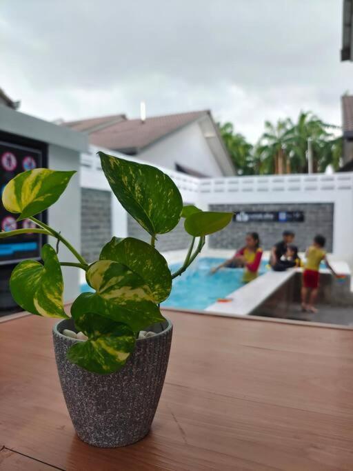 Rumah Aina Homestay Bukit Changgang Private Pool Kampong Melot 外观 照片