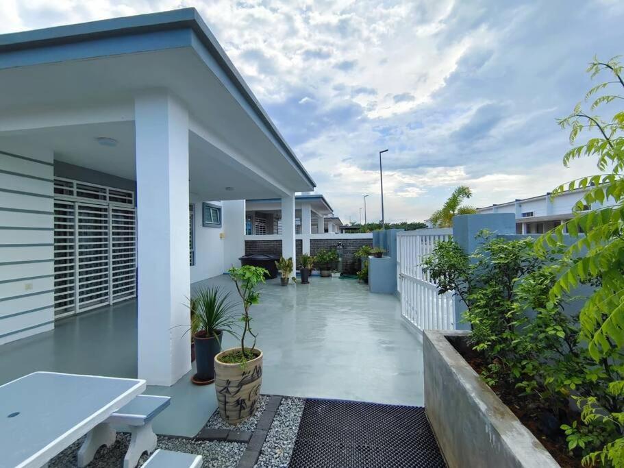 Rumah Aina Homestay Bukit Changgang Private Pool Kampong Melot 外观 照片